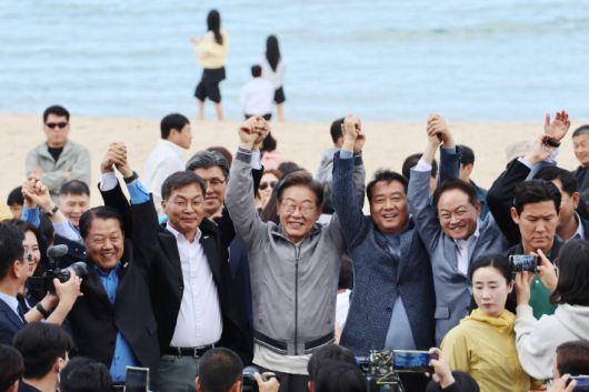 더불어민주당 이재명 대선 후보가 '골목골목 경청투어' 사흘째인 3일 강원도 동해안 지역의 민심을 공략하기 위해 강릉 안목해변을 찾아 이광재 전 강원지사 등과 함께 도민, 관광객들에게 지지를 호소하고 있다. 연합뉴스