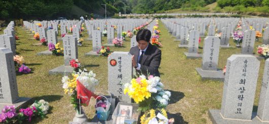 국민의힘 비상대책위원장으로 내정된 김용태 공동선거대책위원장이 12일 국립대전현충원에 위치한 '해병 대원 순직 사건'의 피해자인 고(故) 채수근 상병의 묘역을 찾아 참배했다. 국민의힘 제공