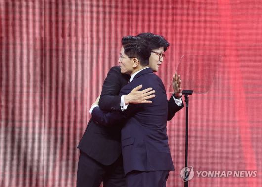 (고양=연합뉴스) 박동주 기자 = 국민의힘 대선 후보로 선출된 김문수 후보가 3일 경기 고양시 킨텍스에서 열린 국민의힘 전당대회에서 수락 연설을 마친 뒤 한동훈 후보와 포옹하고 있다. 2025.5.3 [공동취재] pdj6635@yna.co.kr 연합뉴스