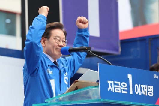 더불어민주당 이재명 대선 후보가 13일 대구광역시의 동성로 거리에서 집중 유세를 하고 있다. 연합뉴스