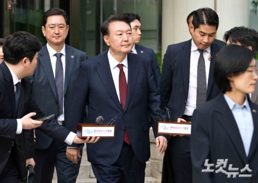 12·3 비상계엄 사태와 관련해 내란 우두머리 혐의 등으로 기소된 윤석열 전 대통령이 12일 서울 서초구 서울중앙지방법원에서 열린 3차 공판을 마친 뒤 법원을 나서고 있다. 사진공동취재단