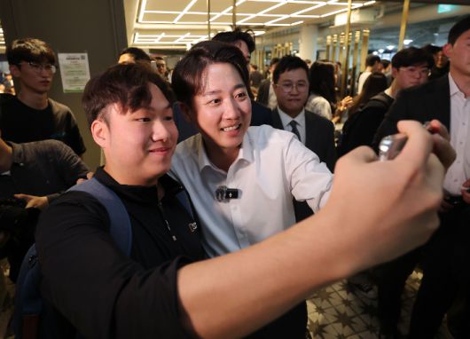 개혁신당 이준석 대선 후보가 13일 '학식먹자 이준석' 행사가 열린 대구 경북대학교 학생식당에서 학생들과 기념촬영을 하고 있다. 연합뉴스