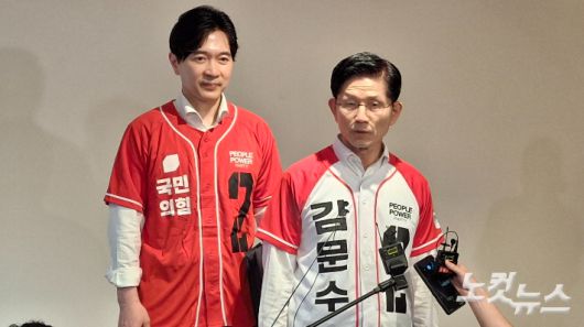 13일 국민의힘 부산시당에서 백브리핑 하고 있는 김문수 후보와 박성훈 대변인. 이날 김문수 후보는 이재명 후보의 '해수부 부산 이전'에 대해서는 "검토하고 있다"며 긍정도 부정도 하지 않은 답변을 내놨다. 강민정 기자