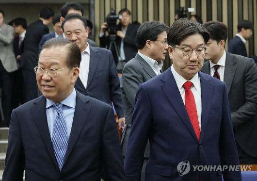 (서울=연합뉴스) 박동주 기자 = 국민의힘 권영세 비상대책위원장과 권성동 원내대표가 8일 서울 여의도 국회에서 열린 의원총회에 참석하고 있다. 2025.5.8 pdj6635@yna.co.kr 연합뉴스