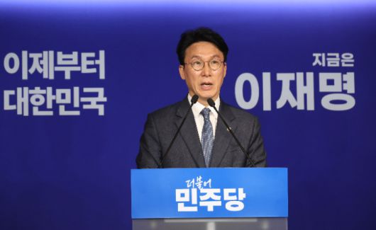 김민석, 국민의힘 김문수 대선 후보 확정 관련 입장 발표      (서울=연합뉴스) 박동주 기자 = 11일 서울 영등포구 더불어민주당사에서 김민석 상임 공동선대위원장이 국민의힘 김문수 대선 후보 확정 관련 입장 발표 기자회견을 하고 있다. 2025.5.11     pdj6635@yna.co.kr (끝)   <저작권자(c) 연합뉴스, 무단 전재-재배포, AI 학습 및 활용 금지> 연합뉴스