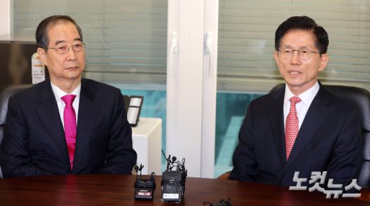 국민의힘 김문수 대선후보와 한덕수 전 국무총리가 11일 서울 여의도 국민의힘 당사 대선후보 사무실에서 회동을 갖고 있다. 황진환 기자