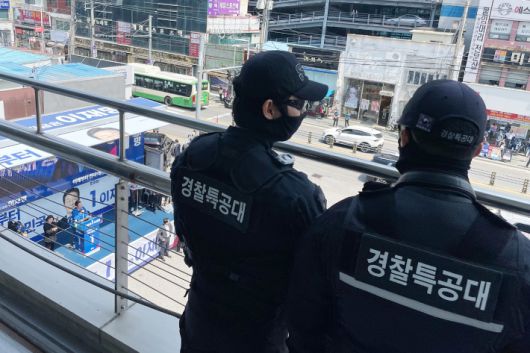 더불어민주당 이재명 대선 후보의 대구·경북(TK) 지역 유세가 열린 13일 경북 구미시 구미역광장에서 경찰특공대원들이 경호·경비 활동을 하고 있다. 연합뉴스