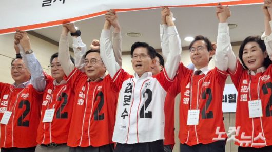 13일 국민의힘 김문수 후보(중앙)가 부산을 방문한 가운데, 친한동훈계 조경태(왼쪽 두번째) 의원도 모습을 드러내 원팀의 가능성을 보여줬다. 강민정 기자