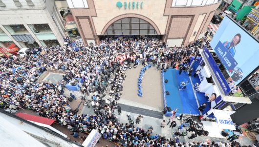 더불어민주당 이재명 대선 후보가 13일 대구광역시의 동성로 거리에서 집중 유세를 하고 있다. 연합뉴스