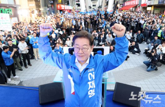 이재명 더불어민주당 대선 후보가 6·3 대통령선거 공식 선거운동 첫날인 12일 오후 대전 중구 으능정이거리 스카이로드에서 열린 'K-과학기술' 대전 유세에 참석해 두팔을 들어보이고 있다. 류영주 기자