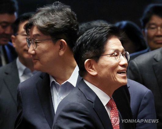 (서울=연합뉴스) 박동주 기자 = 국민의힘 김문수 대선 후보와 권성동 원내대표가 11일 서울 여의도 국회에서 열린 의원총회에 참석하고 있다. 2025.5.11 pdj6635@yna.co.kr 연합뉴스