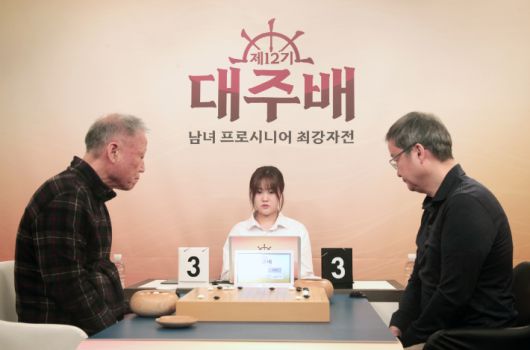 유창혁 9단(사진 오른쪽)이 '제12기 대주배 남녀프로시니어 최강자전'에서 서봉수 9단과 대국을 벌이는 모습. 한국기원 제공