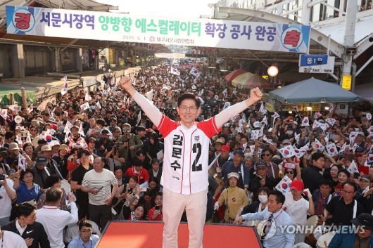 (대구=연합뉴스) 박동주 기자 = 국민의힘 김문수 대선 후보가 12일 대구 서문시장에서 지지를 호소하고 있다. 2025.5.12 [공동취재] pdj6635@yna.co.kr 연합뉴스