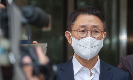 뇌물수수 혐의로 고위공직자범죄수사처(공수처)가 출범 후 처음 기소한 김형준 전 부장검사가 9일 오전 서울 서초구 중앙지법에서 열린 1심 선고를 마친 뒤 취재진의 질문에 답하고 있다. 연합뉴스