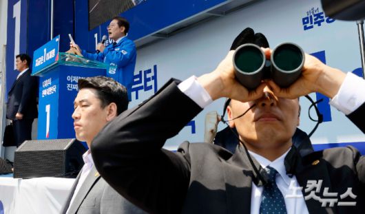 이재명 더불어민주당 대선 후보가 6·3 대통령 선거 공식 선거운동 이틀째인 13일 구미역 광장에서 유세를 하는 동안 경호원들이 주위를 살피고 있다. 구미=류영주 기자