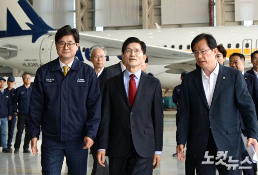 국민의힘 김문수 대선 후보가 14일 경남 사천시 항공정비업체인 한국항공서비스(KAEMS)를 방문해 시설 등을 둘러보고 있다. 사천=황진환 기자