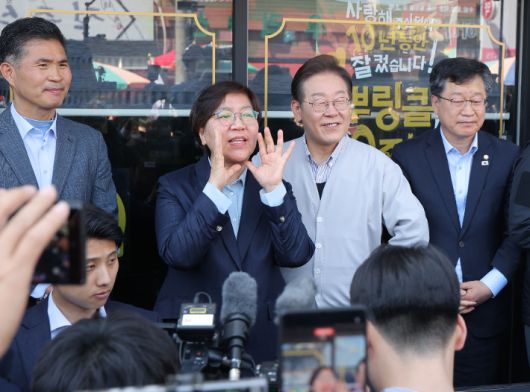 이재명 후보와 함께 진안군 찾은 정은경 선대위원장     (진안=연합뉴스) 류영석 기자 = 더불어민주당 이재명 대선 후보와 정은경 총괄선대위원장이 '골목골목 경청투어:국토종주편'에 나선 7일 전북 진안군 새참거리를 찾아 인사를 하고 있다. 2025.5.7     ondol@yna.co.kr (끝)   <저작권자(c) 연합뉴스, 무단 전재-재배포, AI 학습 및 활용 금지> 연합뉴스