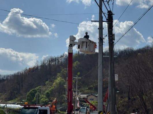 안동시 남선면 도로리 마을회관 옆 임시조립주택 공급을 위해 전기 공사가 진행 중이다. 김조휘 기자