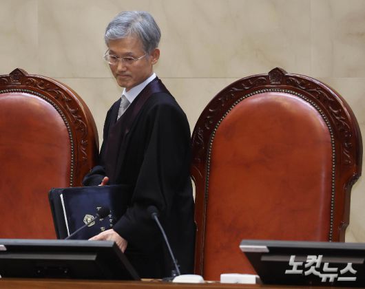 조희대 대법원장을 비롯한 대법관들이 지난 1일 서울 서초구 대법원에서 이재명 더불어민주당 대선 후보의 공직선거법 위반 사건과 관련한 전원합의체 선고를 위해 대심판정에 입장하고 있다. 사진공동취재단