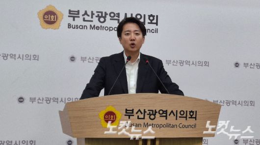 11일 부산 찾은 개혁신당 이준석 후보가 부산시의회에서 공약을 발표하고 있다. 강민정 기자