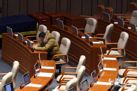 지난해 12월 14일 국민의힘 김상욱 의원이 제419회 국회(임시회) 제4차 본회의에 참석해 대통령 탄핵소추안 가결 후 홀로 본회의장에 앉아 있다. 황진환 기자