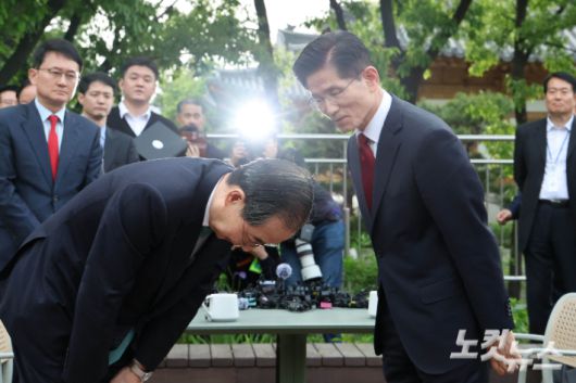 김문수 국민의힘 대통령 후보와 한덕수 무소속 대선 예비후보가 8일 서울 여의도 국회 강변서재에서 후보 단일화 관련 공개 회동을 마치고 인사하고 있다. 황진환 기자