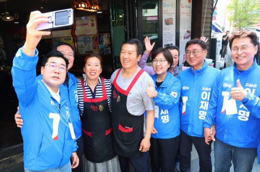 셀카 찍는 박찬대 상임 총괄선대위원장과 정은경 총괄선대위원장     (인천=연합뉴스) 임순석 기자 = 더불어민주당 박찬대 상임 총괄선대위원장과 정은경 총괄선대위원장이 6·3 대통령선거 공식 선거운동 첫날인 12일 인천 중구 신포동에서 더불어민주당 이재명 대선 후보 지원 유세를 하며 시민들과 셀카를 찍고 있다. 2025.5.12     soonseok02@yna.co.kr (끝)   <저작권자(c) 연합뉴스, 무단 전재-재배포, AI 학습 및 활용 금지> 연합뉴스