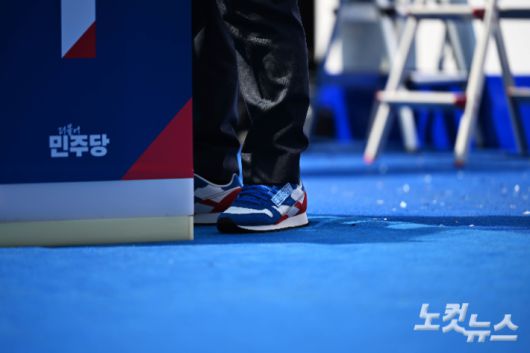 이재명 더불어민주당 대통령 후보가 제21대 대통령선거 공식 선거운동이 시작된 12일 서울 종로구 청계광장에서 열린 중앙선거대책위원회 출정식에서 구두를 벗고 운동화를 신고 있다. 류영주 기자