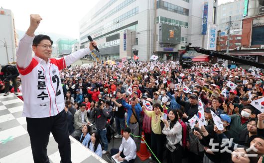 국민의힘 김문수 대선후보가 13일 부산 중구 자갈치 시장에서 지지를 호소하고 있다. 부산=황진환 기자