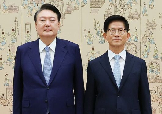 작년 8월 당시 윤석열 대통령이 장관 임명장 수여식에서 김문수 고용노동부 장관에게 임명장을 수여하고 있다. 연합뉴스