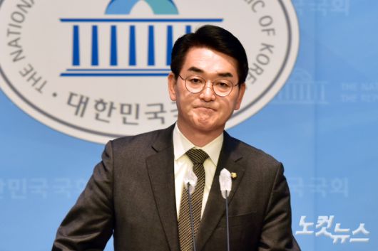 지난해 2월 20일 당시 더불어민주당 박용진 의원(재선·서울 강북을)이 서울 여의도 국회 소통관에서 공천 심사 하위 10% 통보와 관련 기자회견을 갖고 있다. 윤창원 기자