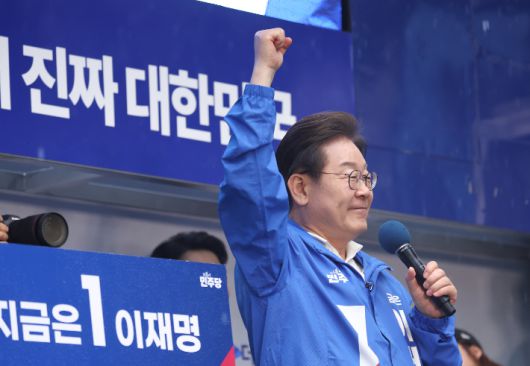 더불어민주당 이재명 대선후보가 15일 전남 순천시 연향동 패션의 거리에서 열린 유세에서 연설하고 있다. 연합뉴스