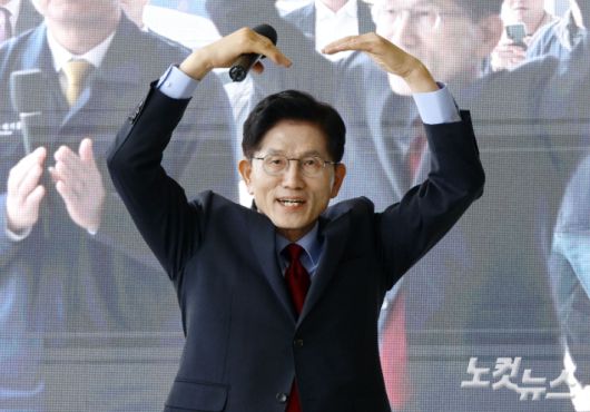 국민의힘 김문수 대선 후보가 14일 경남 사천시 항공정비업체인 한국항공서비스(KAEMS)를 방문해 직원들에게 하트를 만들어보이고 있다. 사천=황진환 기자