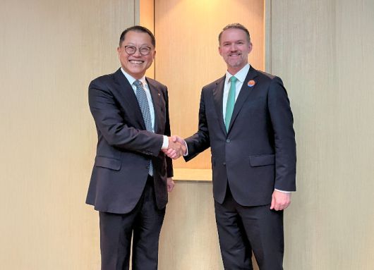 한화오션 김희철 대표이사와 제이미슨 그리어 USTR 대표. 한화오션 제공