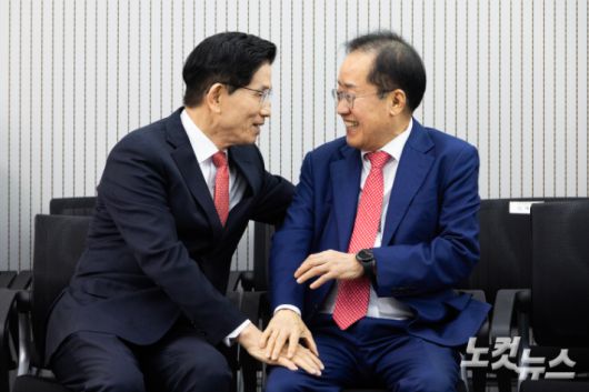 제21대 대통령후보자 국민의힘 3차 경선 진출자를 발표하는 29일 오후 서울 여의도 국민의힘 중앙당사에서 김문수, 홍준표 후보가 대화하고 있다. 2025.04.29. 윤창원 기자