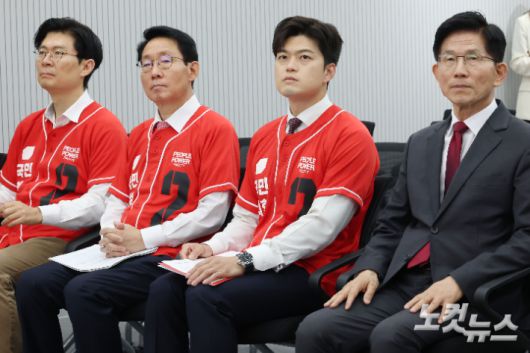 김문수 국민의힘 대선 후보와 김용태 공동선거대책위원장이 15일 여의도 중앙당사에서  열린 대한민국교원조합원 제21대 대선 정책제안서 전달식에 참석해 있다. 윤창원 기자