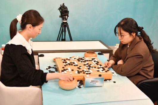 '2025 닥터지 여자 최고기사 결정전' 최종 대국 후 복기하는 최정 9단(사진 오른쪽)과 김은지 9단. 한국기원 제공