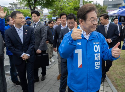 더불어민주당 이재명 대선후보가 16일 전북 익산시 익산역 동부광장에서 열린 유세를 마친 뒤 이날 유세에 참가한 무소속 김상욱 의원과 유세장을 떠나고 있다. 연합뉴스