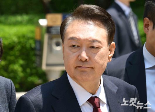 12·3 비상계엄 사태와 관련해 내란 우두머리 혐의 등으로 기소된 윤석열 전 대통령이 12일 서울 서초구 서울중앙지방법원에서 열린 3차 공판에서 오전 공판을 마치고 법원을 나서고 있다. 사진공동취재단