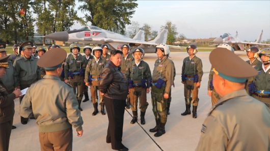 김정은 북한 국무위원장이 지난 15일 제1공군사단 관하 비행연대를 방문해 공군 반항공(방공)전투 및 공습 훈련을 지도하고 "전군의 모든 부대들이 항시적인 임전 태세, 격동상태에서 전쟁 준비에서의 획기적 전환을 가져와야 한다"고 강조했다고 조선중앙TV가 17일 보도했다. 연합뉴스