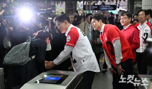 김문수 국민의힘 대선 후보가 15일 오전 서울 구로구 신도림역에서  출근길 시민들과  인사를 나누고 있다. 윤창원 기자