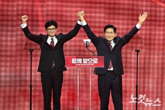3일 경기도 일산 킨텍스에서 열린 국민의힘 제21대 대통령 선거 후보 선출을 위한 제5차 전당대회에서 대선 후보로 선출된 김문수 대선 후보가 함께 경선을 치른 한동훈 후보와 함께 손을 들어보이고 있다. 윤창원 기자