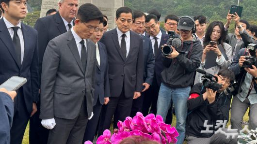 김문수 국민의힘 대선후보가 17일 오전 광주 북구 국립5·18민주묘지에서 열사들을 추모하고 있다. 김한영 기자
