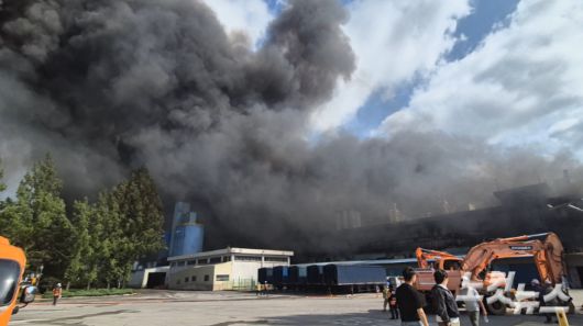 17일 오후 4시 30분쯤 광주 광산구 소촌동 금호타이어 광주공장에서 검은 연기가 올라오고 있다. 한아름 기자