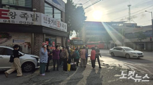 금호타이어 광주공장 인근 주민들이 불이 난 공장을 바라보며 안타까워하고 있다. 한아름 기자