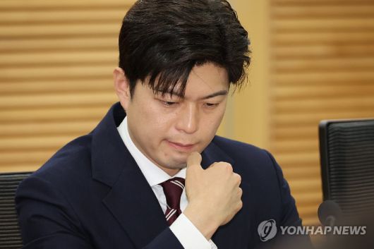 (서울=연합뉴스) 김주성 기자 = 윤석열 전 대통령의 탈당을 권고한 국민의힘 김용태 비상대책위원장이 16일 서울 여의도 국회 의원회관에서 열린 'e스포츠 지역리그의 성공적 정착 및 발전을 위한 토론회'에서 잠시 생각에 잠겨 고민하는 표정을 짓고 있다. 2025.5.16 utzza@yna.co.kr 연합뉴스