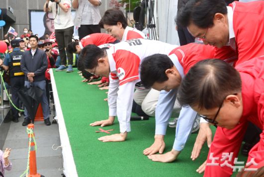김문수 국민의힘 대선 후보가 16일 오후 충남 천안 신세계백화점 천안아산점 앞 광장에서 유권자들에게 지지를 호소하며 큰절을 하고 있다. 윤창원 기자