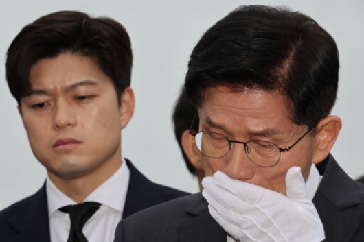 박관현 열사 묘역서 눈물 흘리는 김문수. 연합뉴스