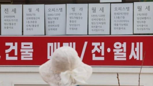 서울의 한 공인중개사무소에 붙은 오피스텔 월세 안내. 연합뉴스
