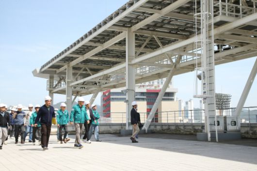 장금용 창원시장 권한대행이 18일 창원NC파크 마산구장에 대한 최종 안전 점검을 하고 있다. 창원시 제공